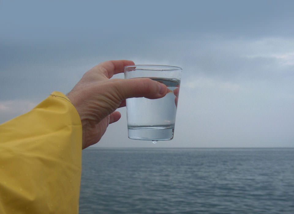 Por qué no podemos obtener agua potable del océano?